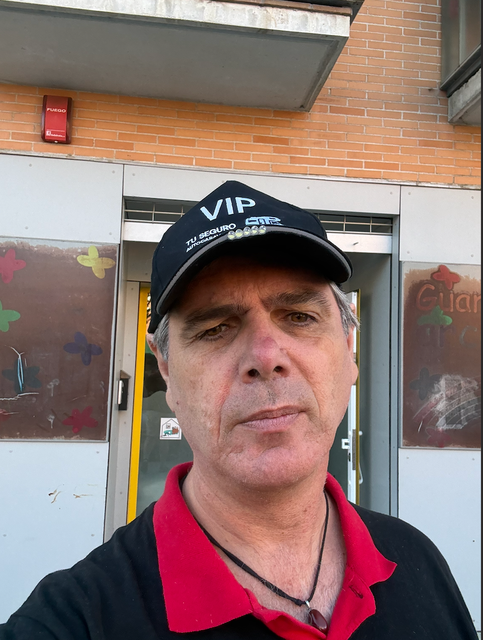 Miguel Arpón delante del local donde se construirá la futura oficina de MAPFRE