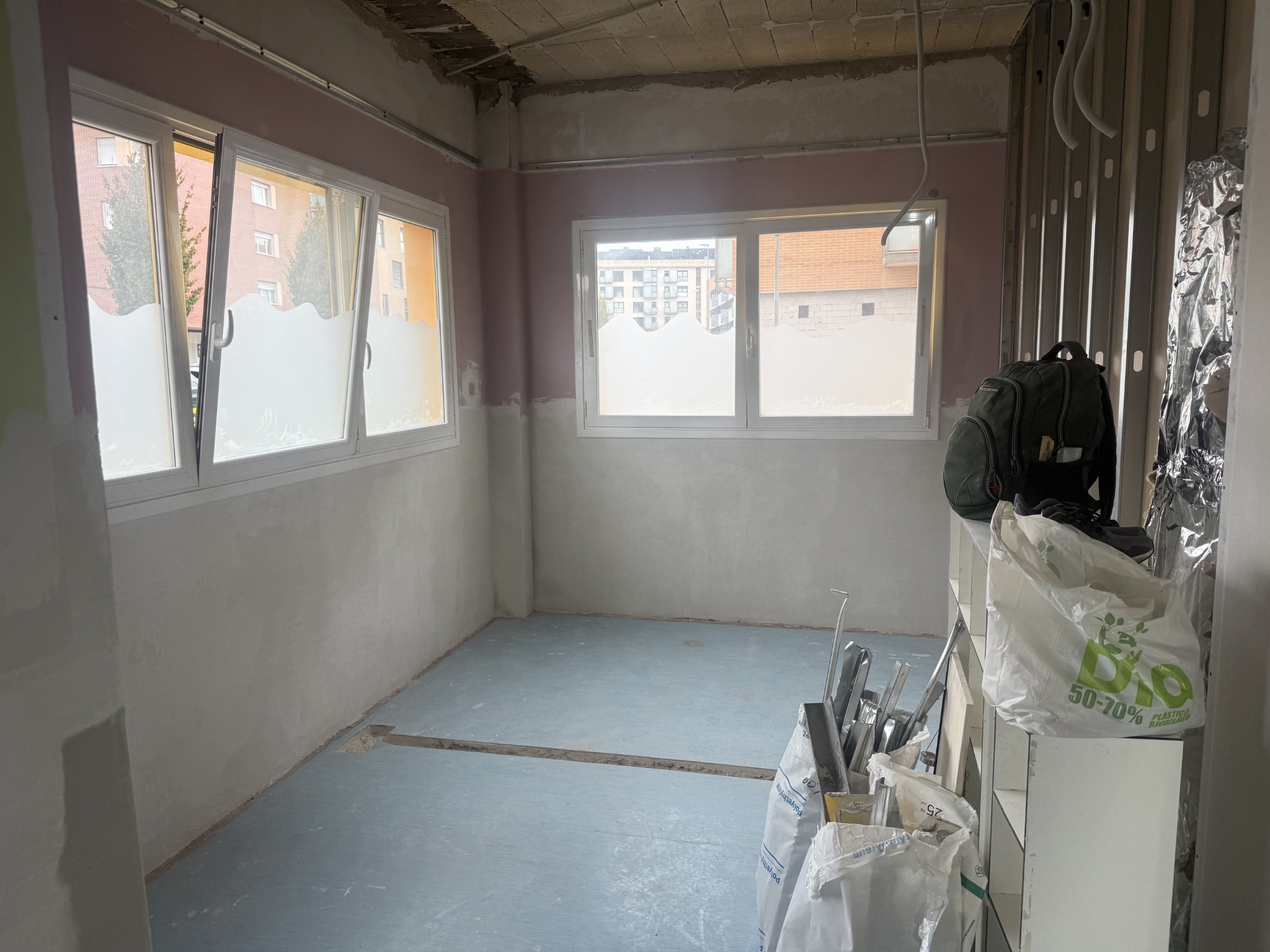 Estancia luminosa en obras de la futura oficina de Miguel Arpón en Pamplona