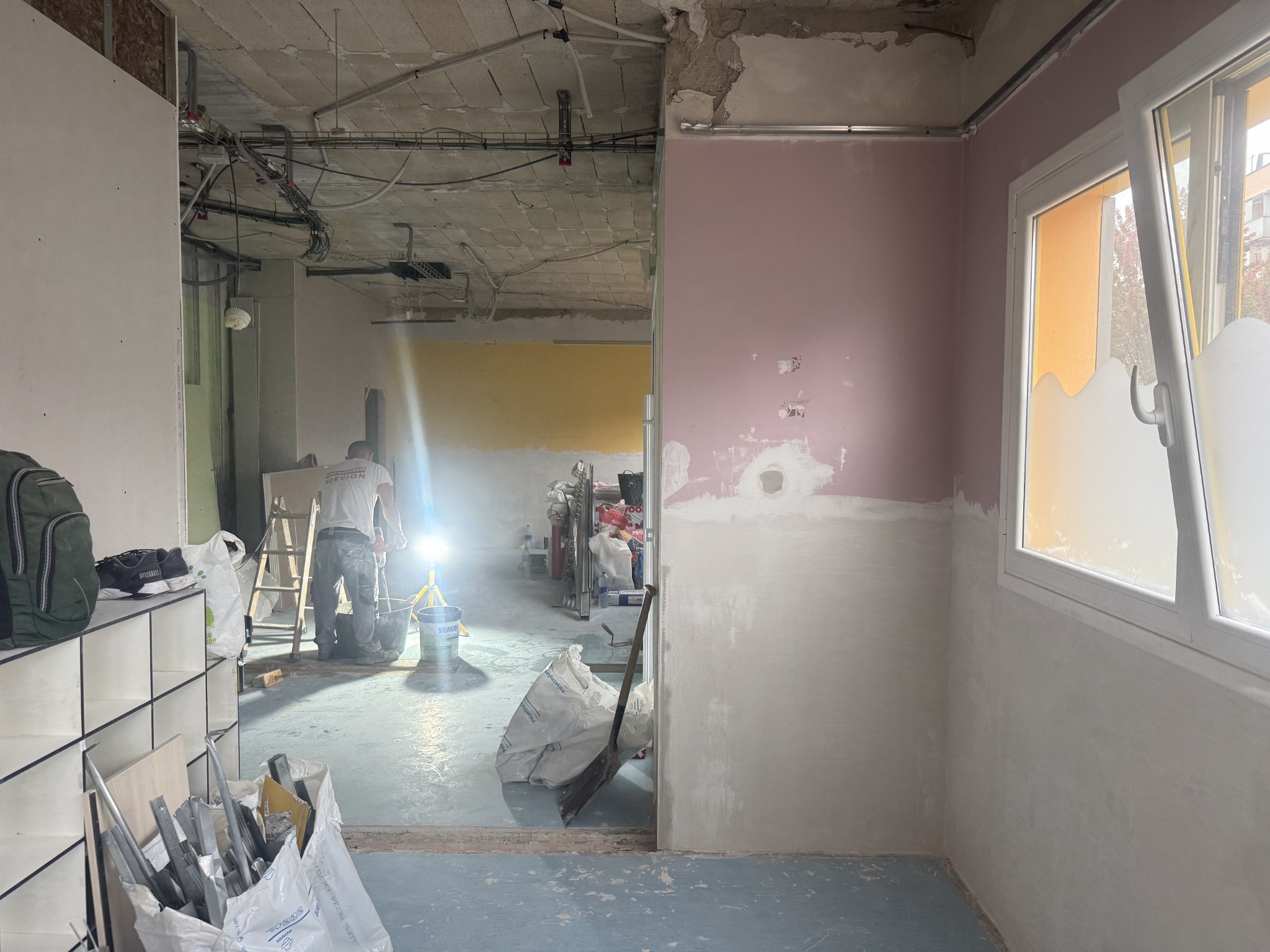 Vista de las obras y materiales en el interior del local de TuSeguroVIP