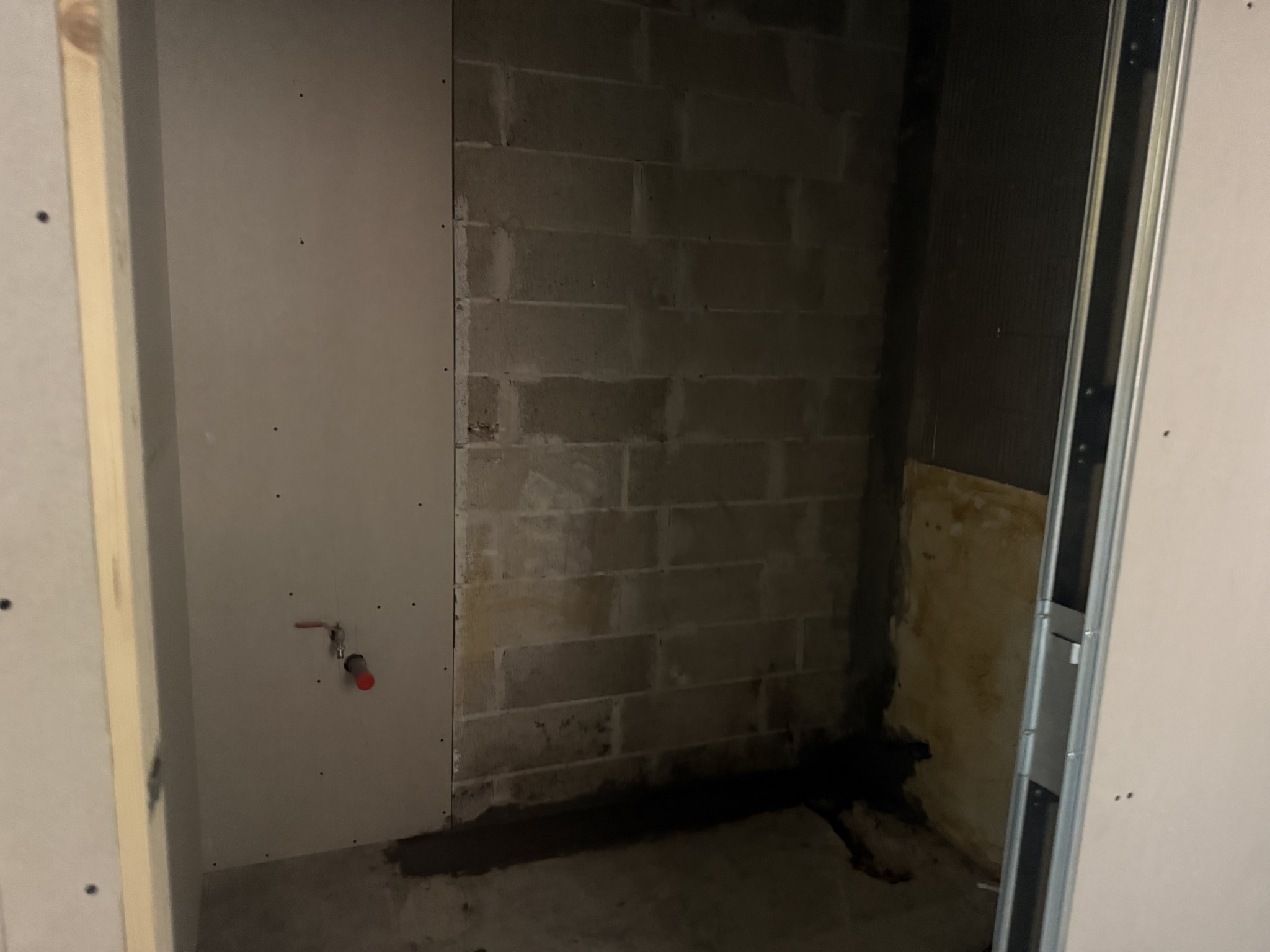 Espacio interior con paredes pendientes de terminar en la oficina de Buztintxuri