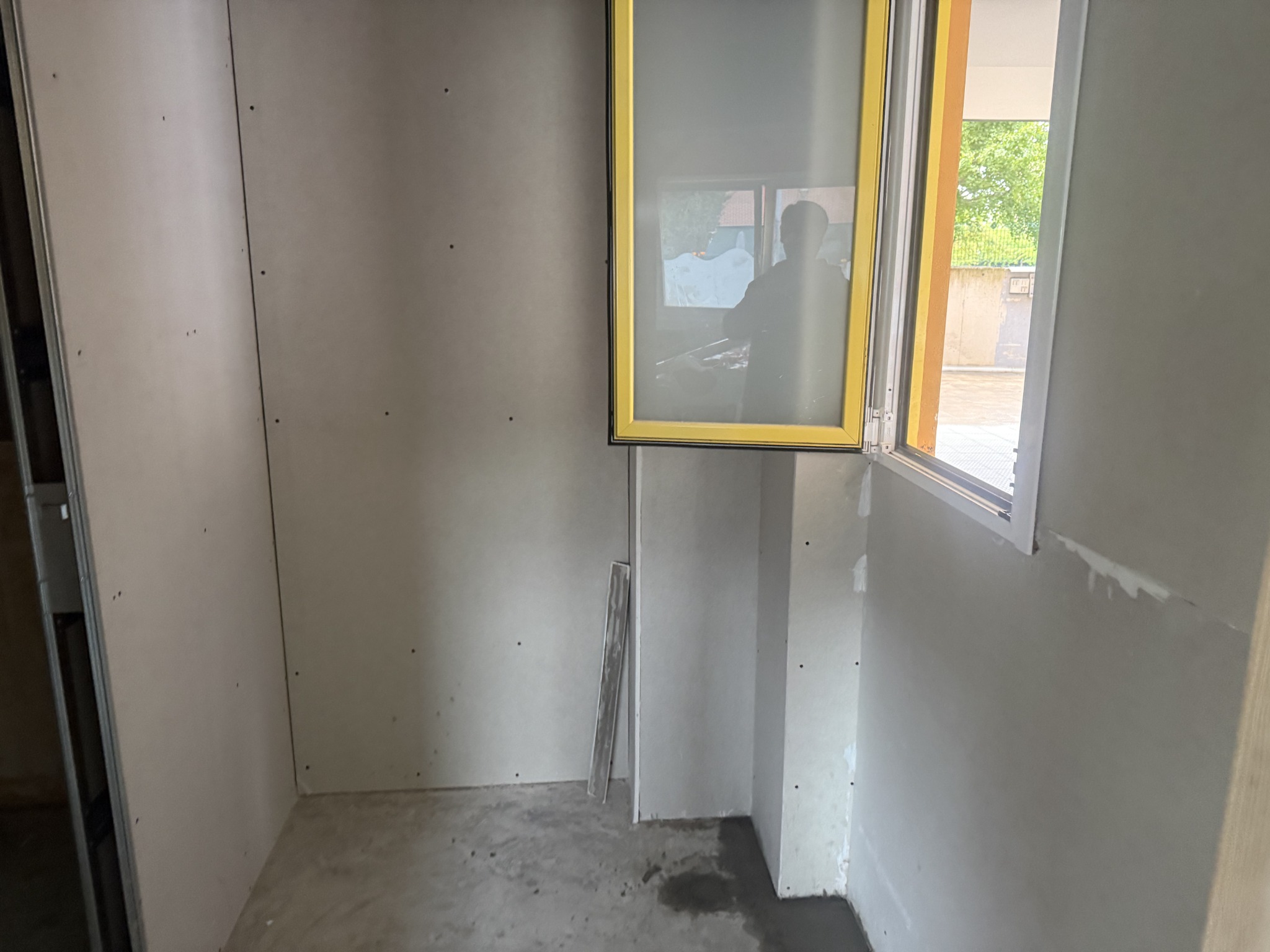 Detalle de la tabiquería y ventana durante la reforma del local